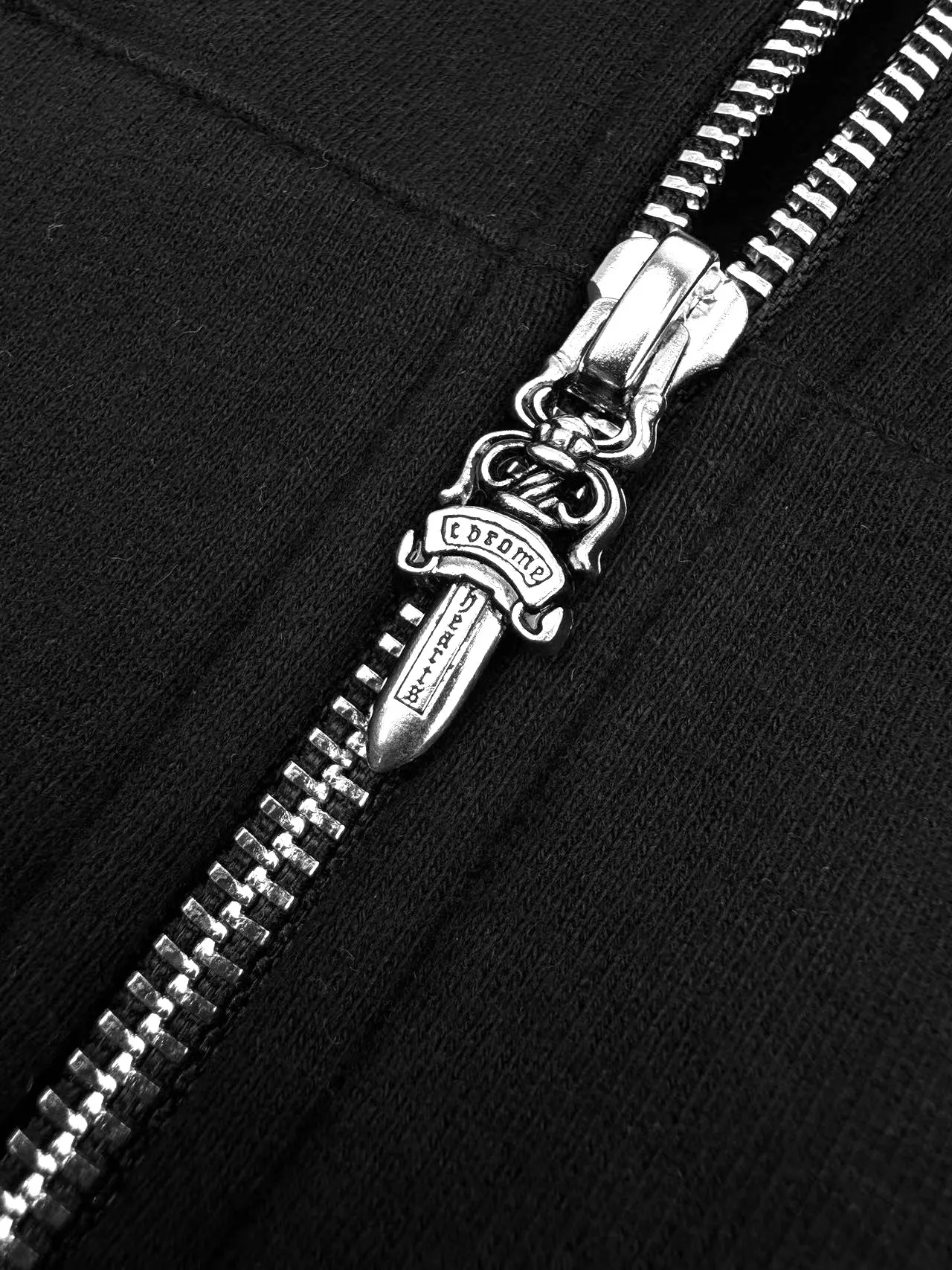 P450 Chrome Hearts letter-printed zipper jacket, custom-made plain suede cotton, delicate and smooth, comfortable and close to the skin, with deep black as the base, plain white lines with neat cracks, the front cross flower totem is precisely embellished on the chest, and the gray CH pattern is looming at the hem to control the visual focus. The scroll mantra is outlined on the back like an ancient seal. Ruggedness and refinement coexist. The zippered hooded silhouette deconstructs the lazy drape carrying suede. A rock oracle that whispers that I am the rule. A rebellious ceremony about wearing and performing. Process 1: Use glue printing. The printing is modified three times by the film screen. Use glue liquid paint to print the pattern on the fabric. Bake the fabric to fix the printing pattern. Process 2: The fabrics are washed and have a better hand feel. Not easy to deform. Not easy to shrink. Not easy to fade. Maintain long-term beauty. Accessories: Customized 1:1 CH zipper. Customized 1:1 CH trademark. Pattern: Loose fit Size: S M L XL
